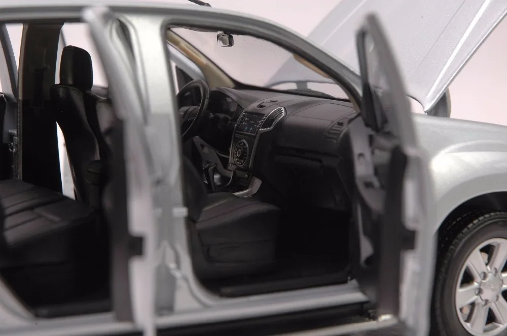 1:18 литья под давлением модель для ISUZU D-MAX серебро Пикап сплав игрушечный автомобиль миниатюрная коллекция подарки D MAX DMAX грузовик