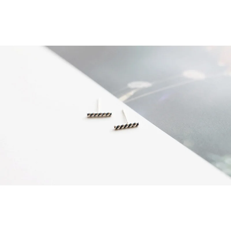 Женские серьги-гвоздики с минималистичной линией