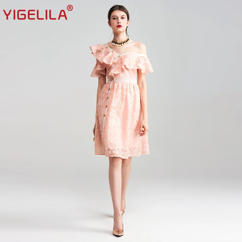 Женское платье на одно плечо YIGELILA розовое до колена с блестками и оборками лето