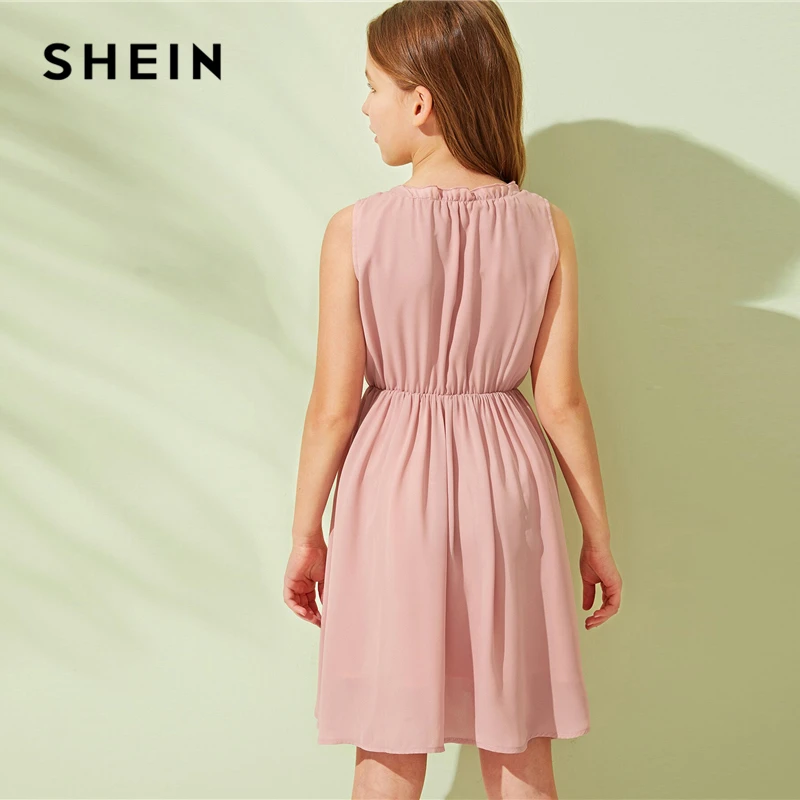 SHEIN Kiddie/милое однотонное платье с аппликацией на талии и оборками для детей; коллекция года; летние детские платья без рукавов в стиле бохо; пляжные Расклешенные платья