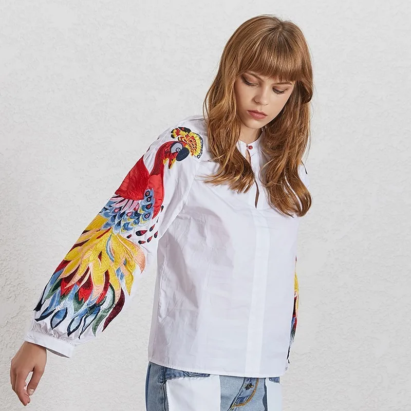 Женская блузка с вышивкой TWOTWINSTYLE летняя круглым вырезом и рукавами-фонариками