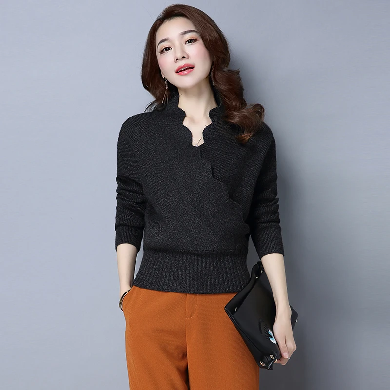 Женский короткий свитер с оборками однотонный облегающий V-образным вырезом в