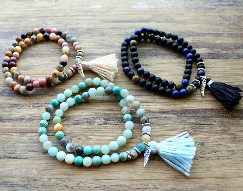 Бусина из натуральных камней с подвеской в виде крыла и кисточкой эластичные