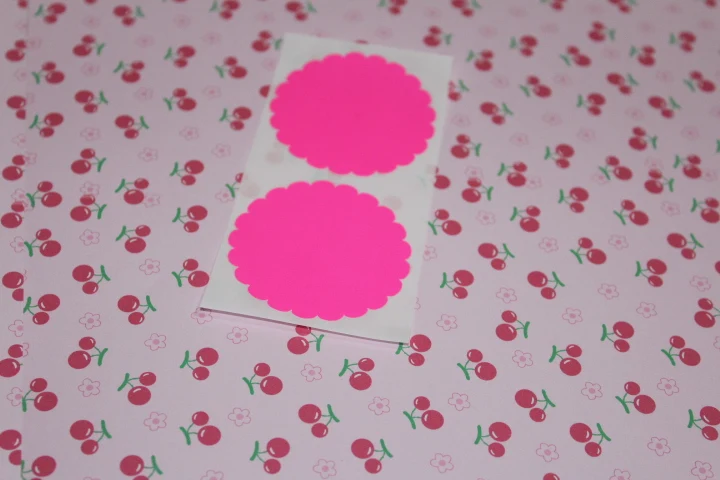 Неоновая розовая зубчатая круглая наклейка 5 см