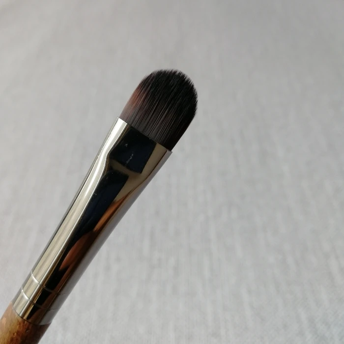 Профессиональная кисть для теней век с деревянной ручкой #228 средней плотности