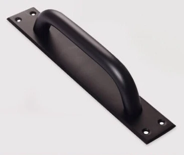 Алюминиевая дверная ручка в современном европейском пространстве черная