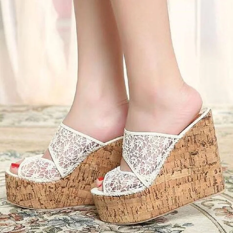 Босоножки женские на танкетке кружевные сандалии с вырезами высоком каблуке