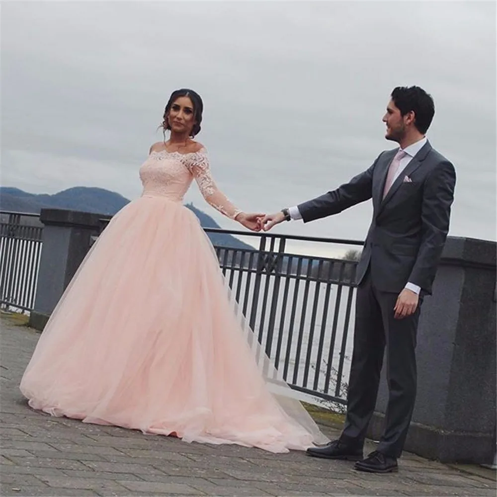 Женское свадебное платье со шлейфом розовое кружевное с длинным рукавом модель