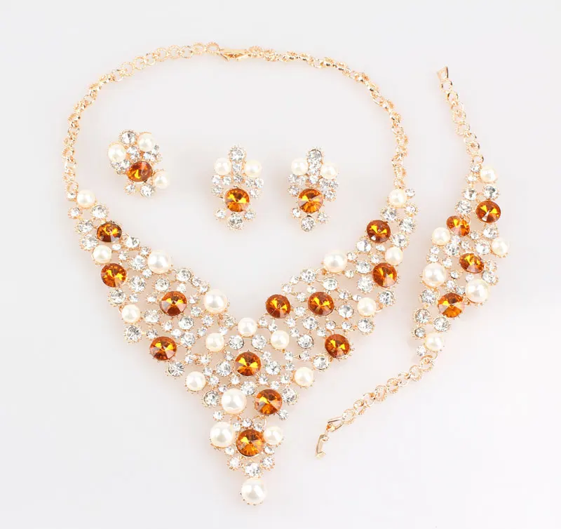 Комплект ювелирных изделий в африканском стиле золотого цвета с жемчугом