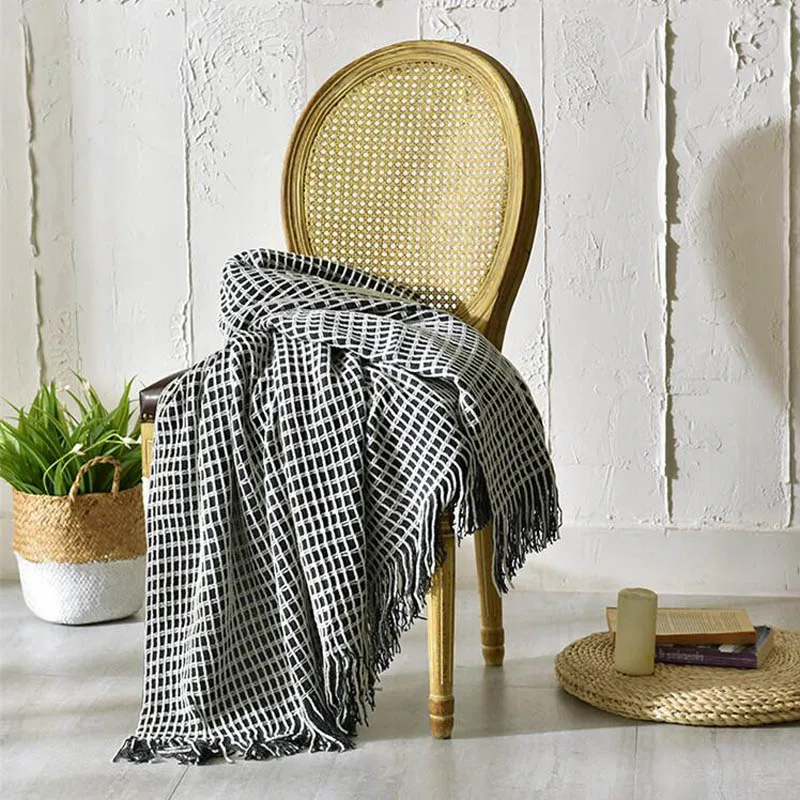 Вязаное одеяло в американскую вафельную клетку простое с кисточками s на диван