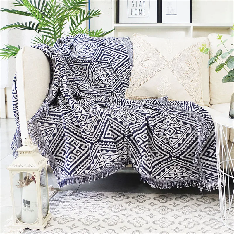 Фото Геометрическое одеяло лабиринт декоративное покрывало для дивана