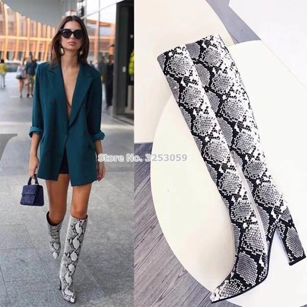 grey as picture ALMUDENA/женские пикантные серые сапоги до колена из змеиной кожи на не сужающемся книзу массивном каблуке; высокие сапоги с острым носком и рисунком питона; модельные туфли с принтом для подиума - Цвет: grey as picture