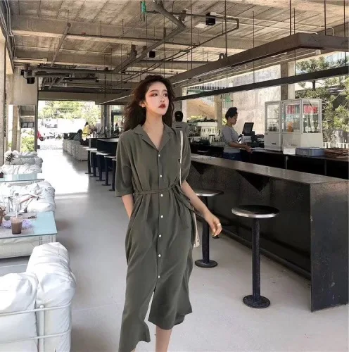 Женское однобортное платье средней длины элегантное серое винтажное с разрезом