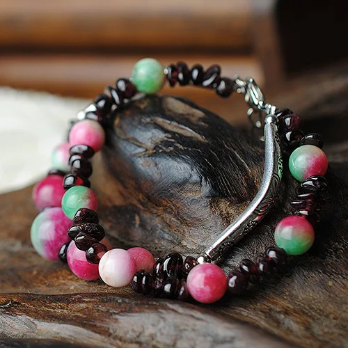 Сладкий цвет красивого натурального яблочного камня, украшенного кусочками красного граната, чисто сделанный вручную оригинальный качественный этнический ювелирный изделия.