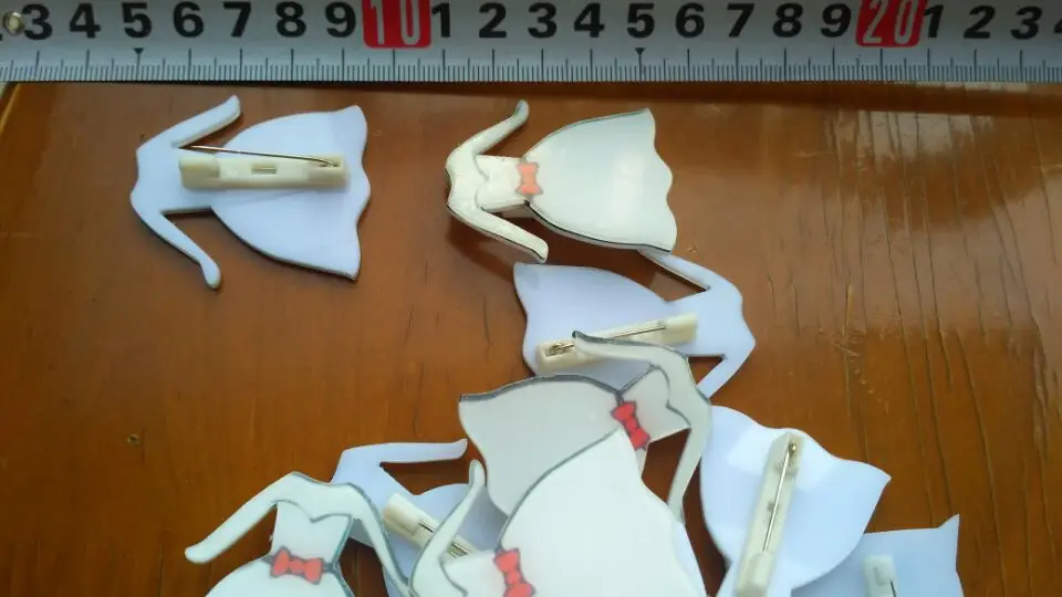 1 шт. Симпатичные значки модное платье акриловый значок мультфильм маленькая