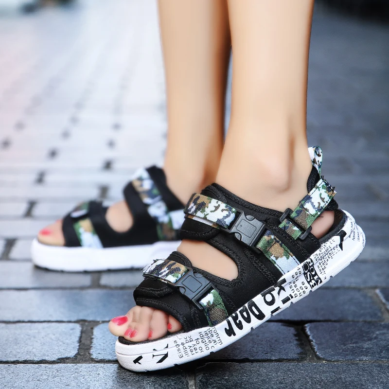 Трендовые мужские сандалии камуфляжные черные удобная Пляжная обувь легкие