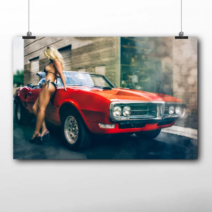 Плакат с изображением привлекательной блондинки женщины и мышечной машины