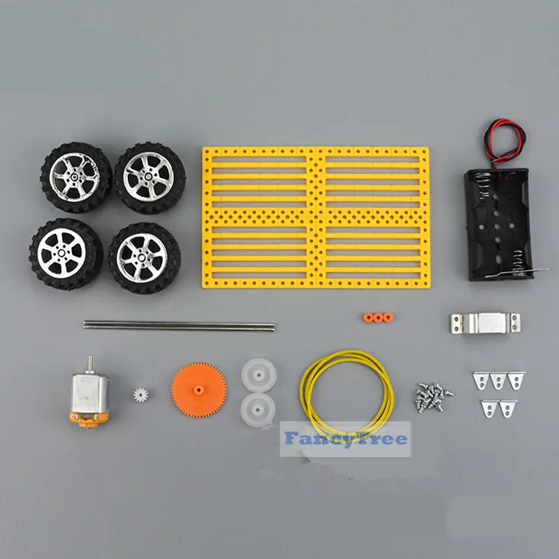 Маленький простой четырехколесный автомобиль diy kit показывает привод и шкив