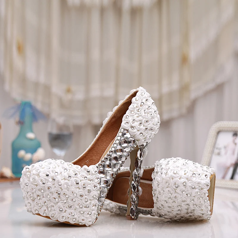 Красные и розовые свадебные туфли с цветочным орнаментом на высоком каблуке