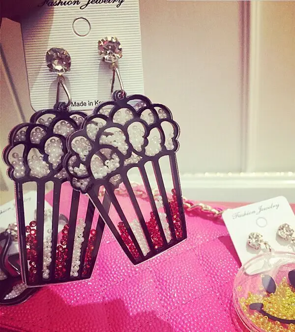 Милый яркий мультфильм новый дизайнер улыбающееся лицо попкорн Рождество шляпа