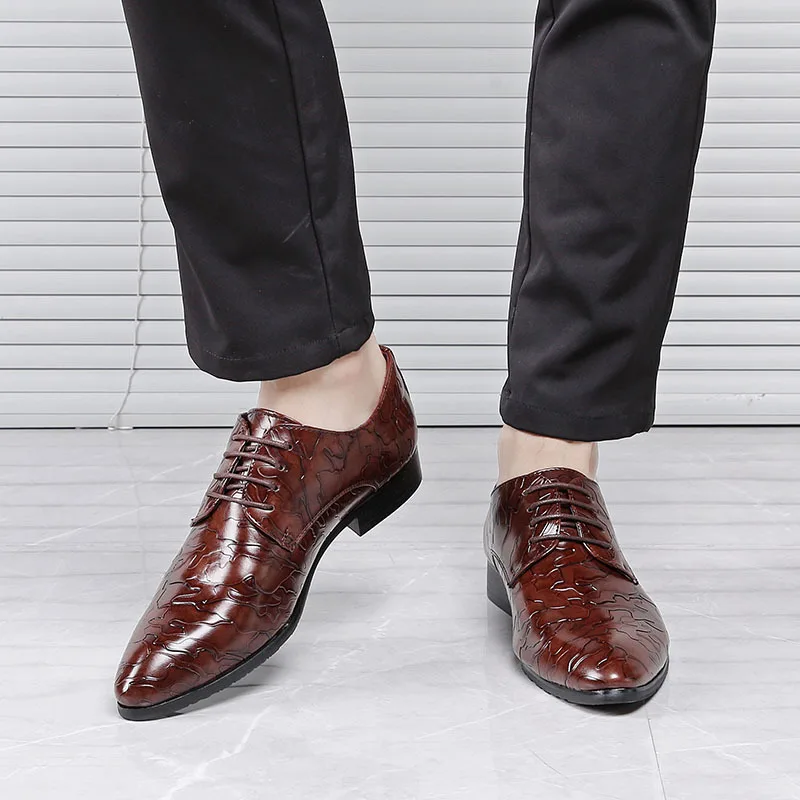 Мужские классические модельные туфли на плоской подошве из тисненой кожи с