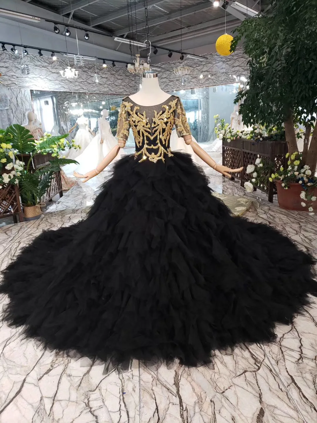 

Romantic Dubai Princess Engagement Dress Sheer Jewel Neck Gold Beaded Lace Applique Evening Dress Ball Gown Tulle Prom Dresses