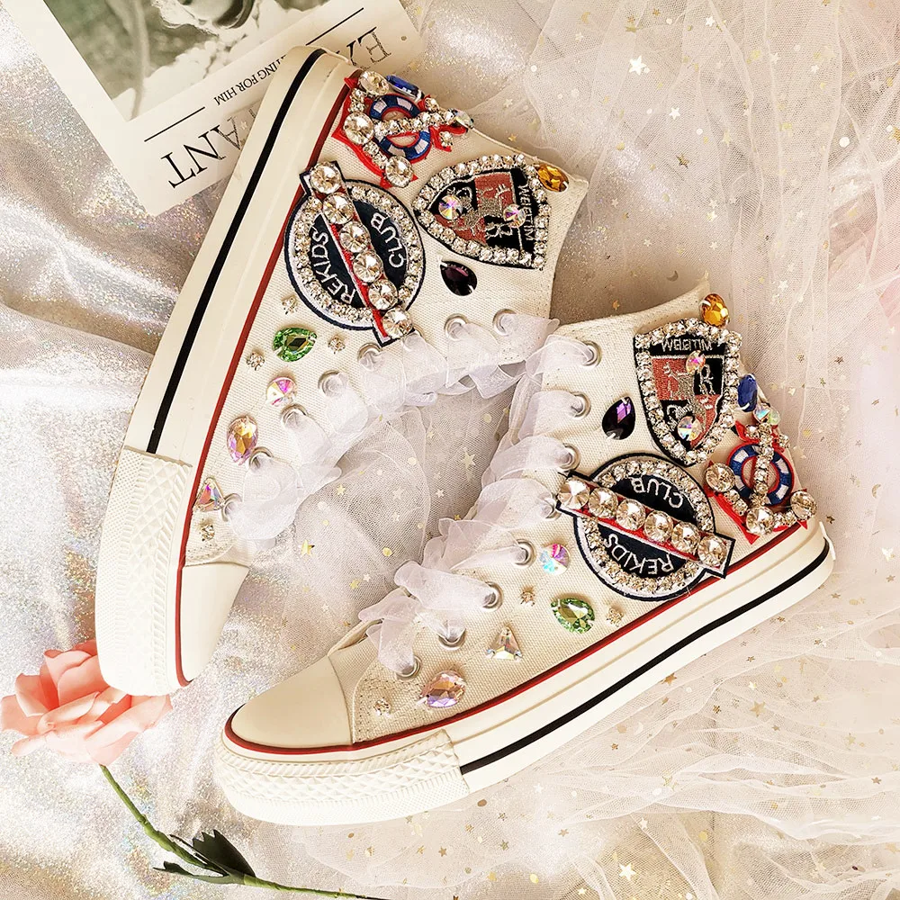 Тонкие туфли с цветами и жемчугом украшенные стразами на толстой подошве