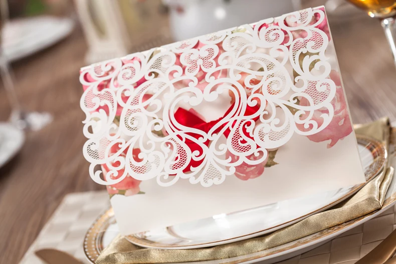 Элегантный белый Цвет Свадебное приглашение с красным бантом лазерная резка