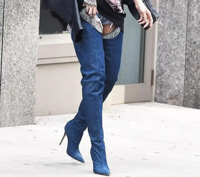 Очень популярные женские ботфорты из джинсовой ткани темно-синего цвета