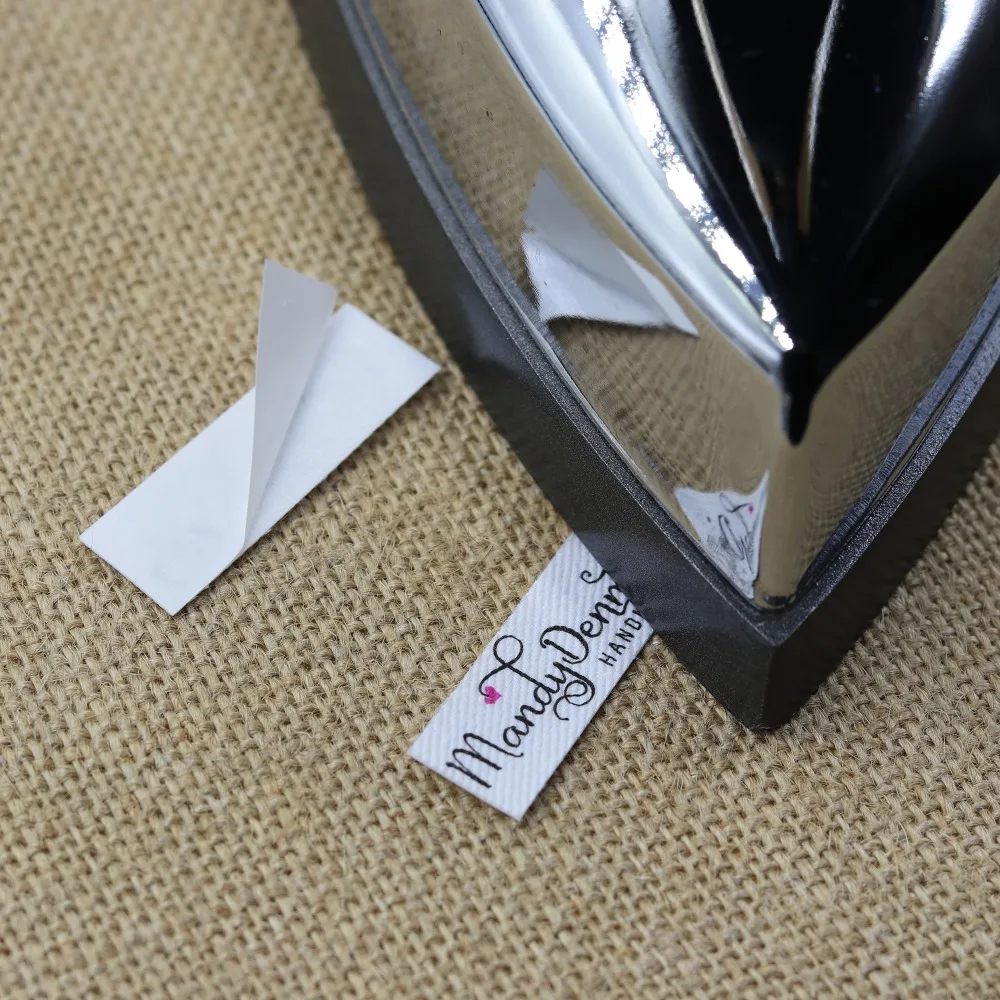 64 шт. пользовательские логотипы этикетки имя железа на этикетке бирки для одежды