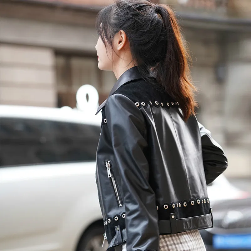 Женская короткая куртка из натуральной коровьей кожи с поясом и заклепками |