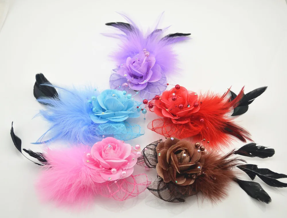 5Color Flower Feather Hair Clip Fascinator Party Headdress Dotted Mesh Accent Cocktail Accessoies on переводится как:Гламурный ободок на волосы с пятью цветами и перьями для вечеринок с украшением из точечной сетки и акцентами из пунктирной сетки в виде ц