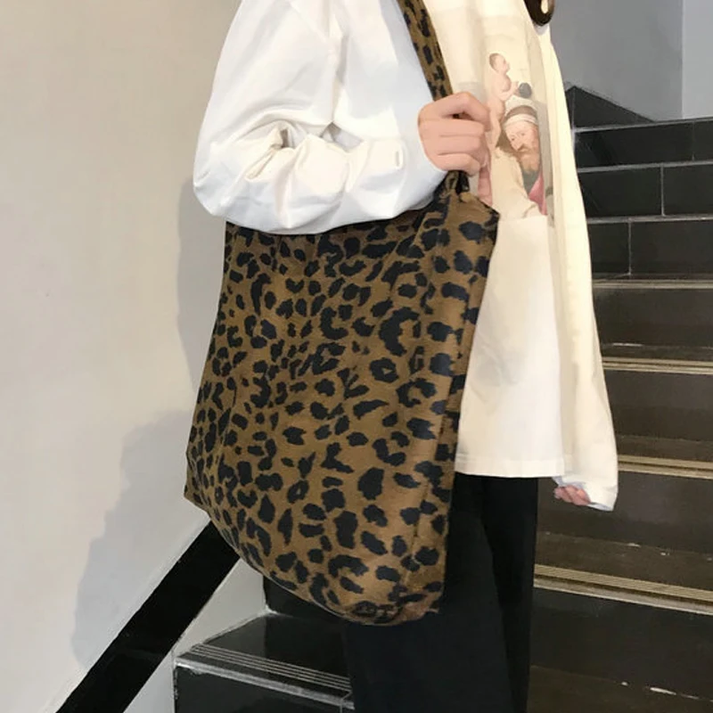 Сумка мессенджер женская с леопардовым принтом большой вместительный саквояж