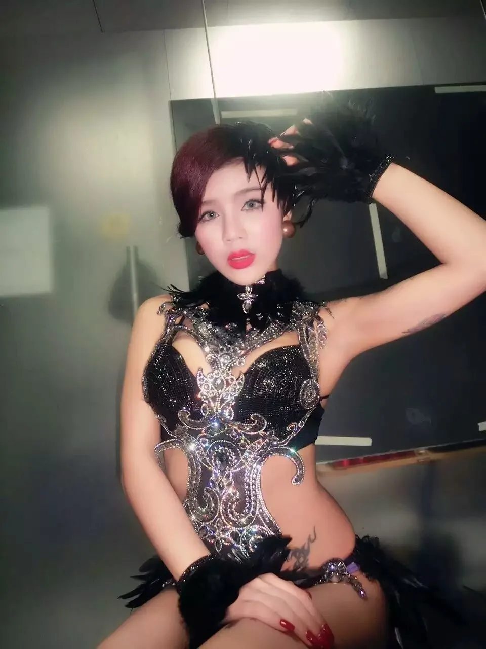 Женский костюм для выступления короткий с блестящими кристаллами 3 цвета|women