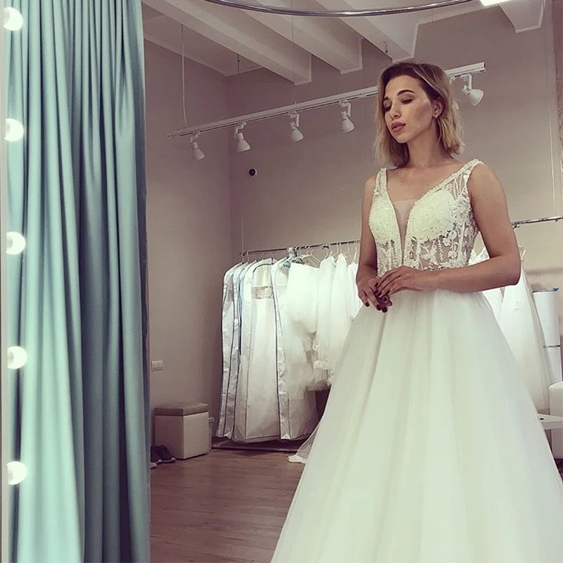 Женское платье с открытой спинкой длинное А-силуэта треугольным вырезом и