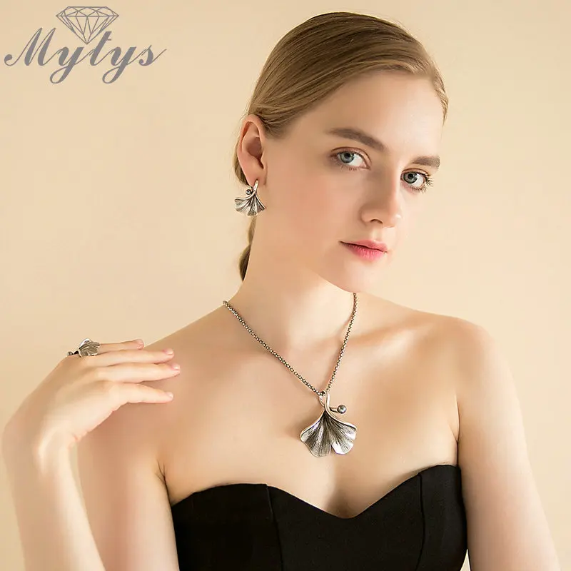 Ожерелье Mytys с подвеской листьев гинкго для женщин цепочка попкорном Черная