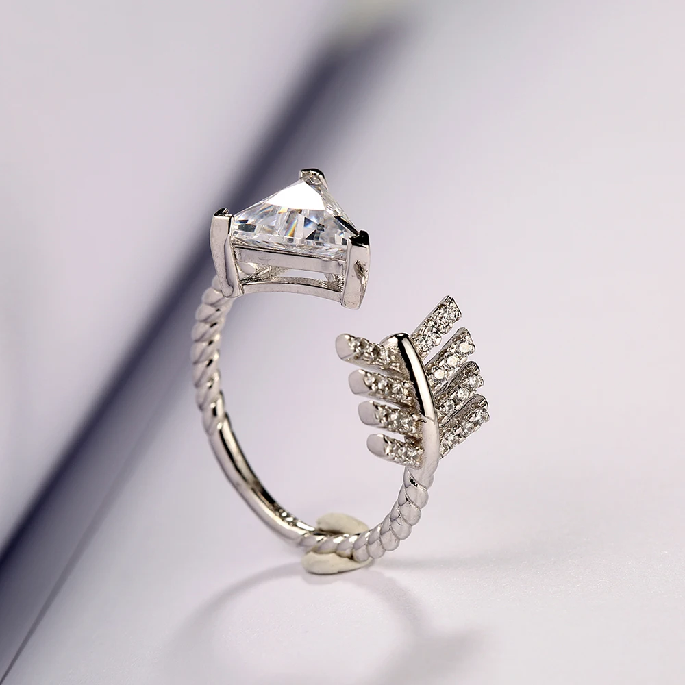 Кольцо на палец из серебра 925 пробы с цирконом Neoglory геометрический треугольник