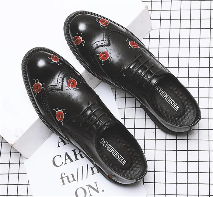 

New men embossed flowers round toe lace-up shoes causal flat leather youth low heel Wrinkled leather shoes Summer Autumn