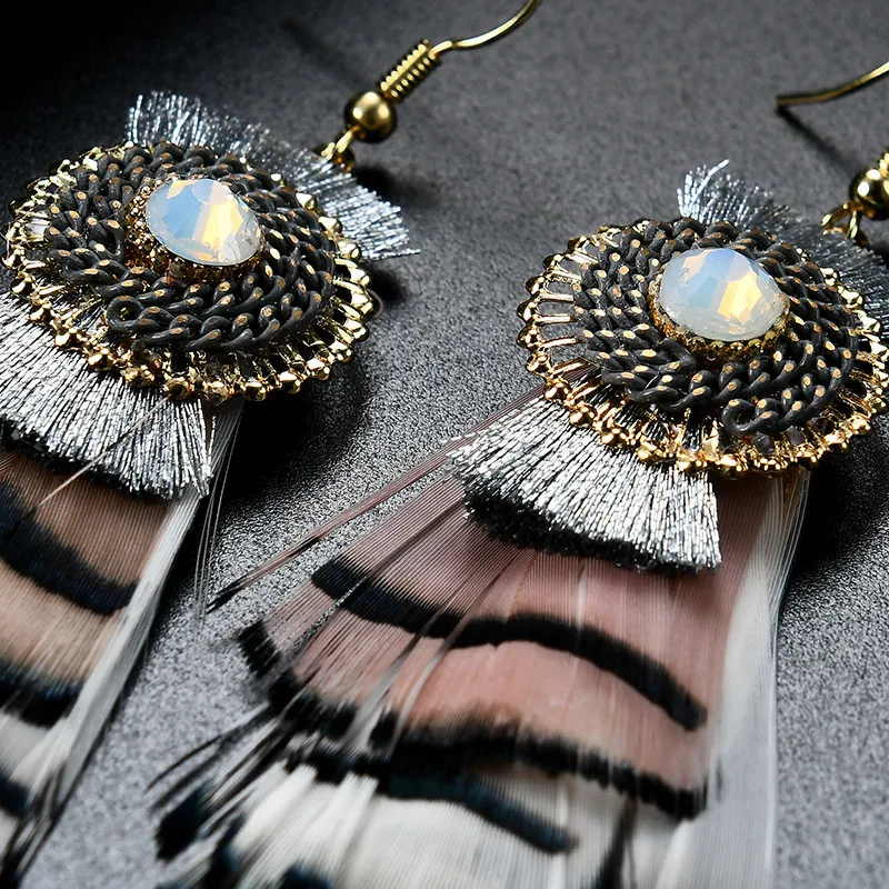 Серьги с подвесками высокого качества бохемского стиля с простыми кисточками и коричневыми перьями для модных украшений оптом для женщин.