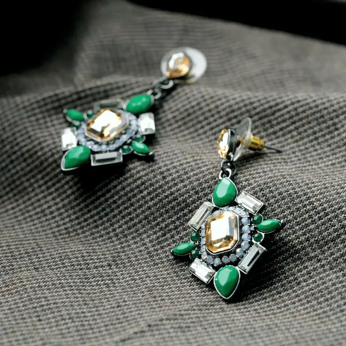 Серьги-гвоздики разных цветов простые украшения из полимерного стекла с