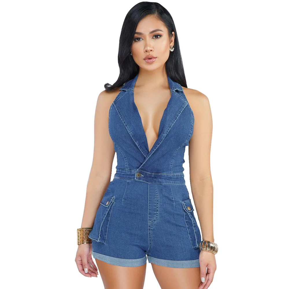 Женский джинсовый комбинезон с глубоким v образным вырезом и открытыми плечами