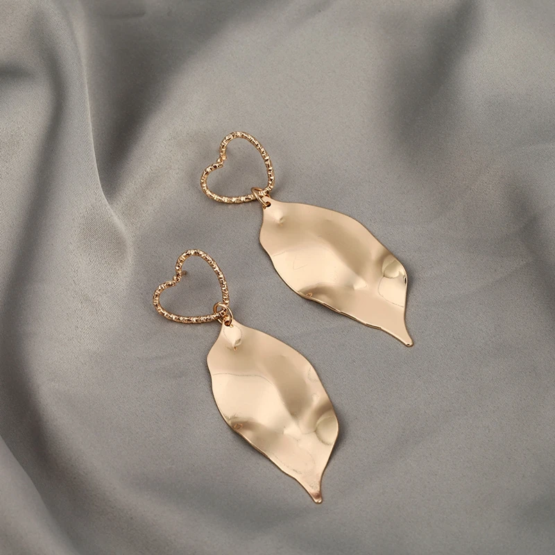 Корейские трендовые серьги в форме сердца металлические с золотыми листьями