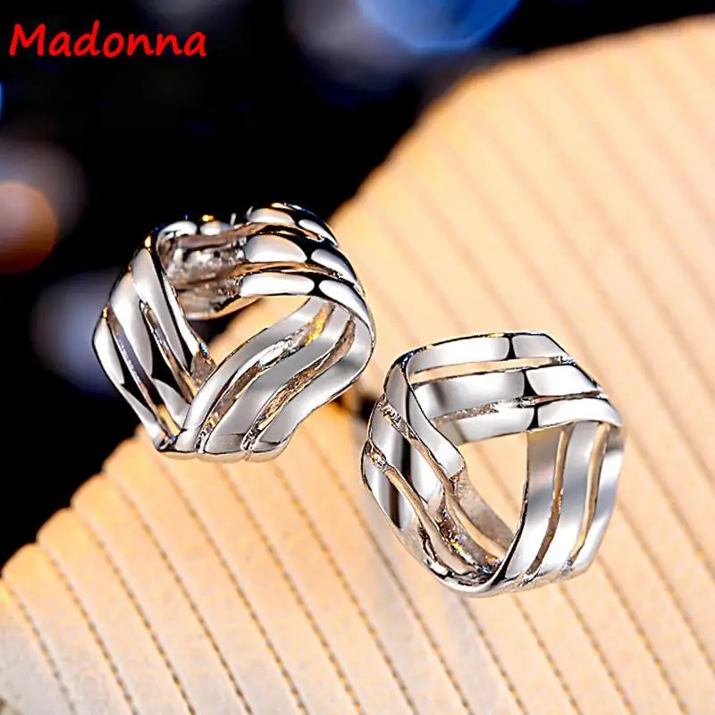 Простые корейские милые маленькие серьги в форме плоской формы с серебряным