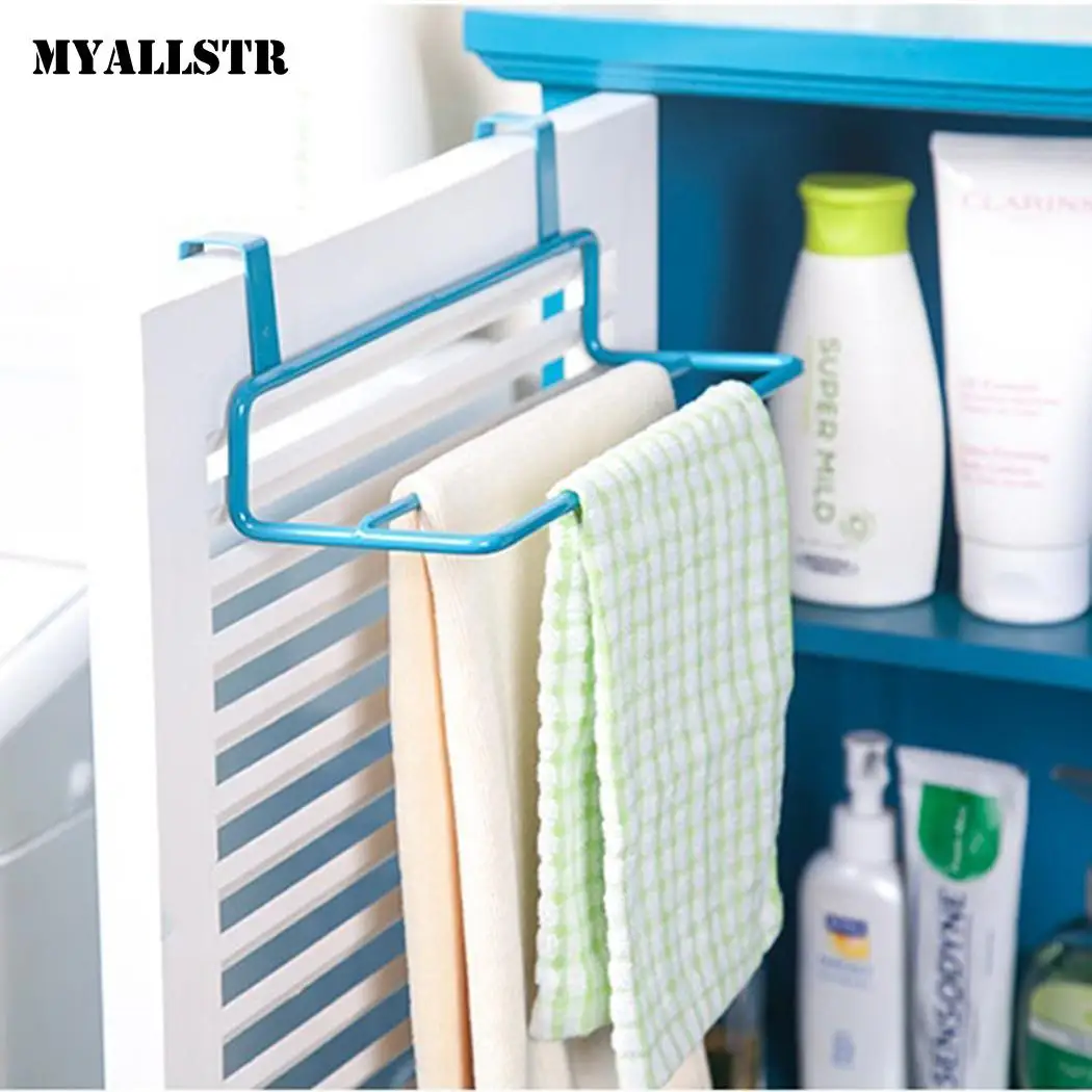 Вешалка для ванной комнаты синее полотенце розовая стойка белая кухонная дверь