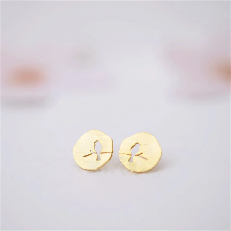 

Fashion circle hollow out bird stud earrings creative design of bird shape gap stud earrings drawing on the surface stud earring