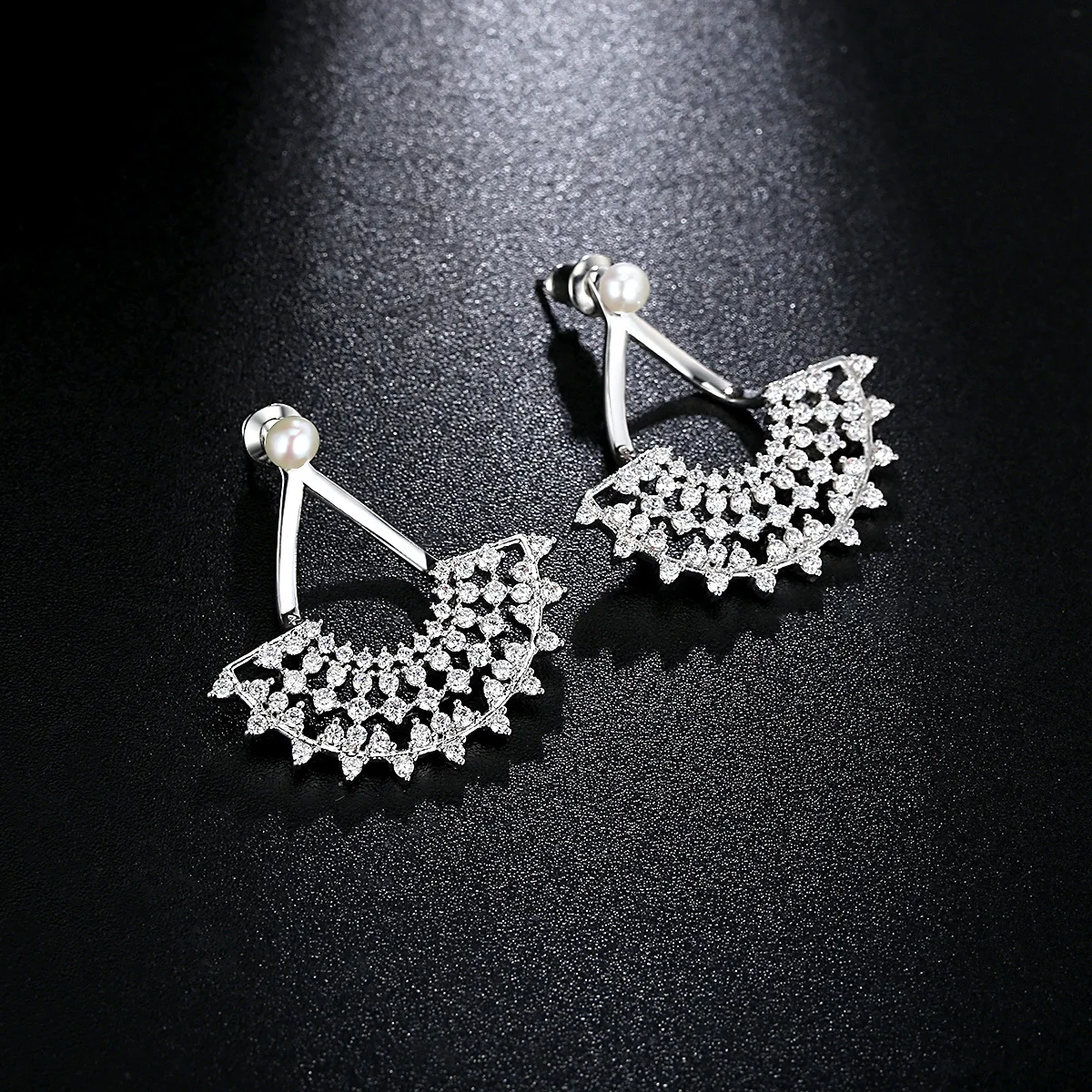 Женские серьги-подвески с жемчугом серебряные сережки в форме юбки белыми