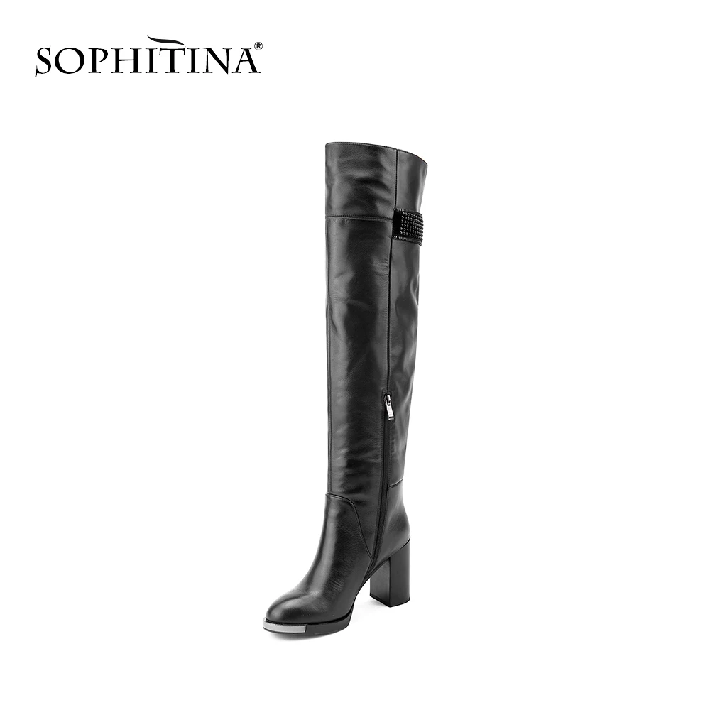 SOPHITINA/Брендовые женские ботфорты. Сапоги женские выше колена из натуральной кожи в стиле ретро с круглым носком. Качественная зимняя обувь с декоративными камнями и молнием в середине голенища на ком. подошве. BA16