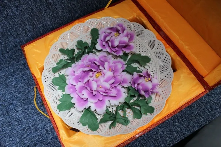 Дисковая подвесная тарелка фарфоровая керамическая с фиолетовыми пионами 16