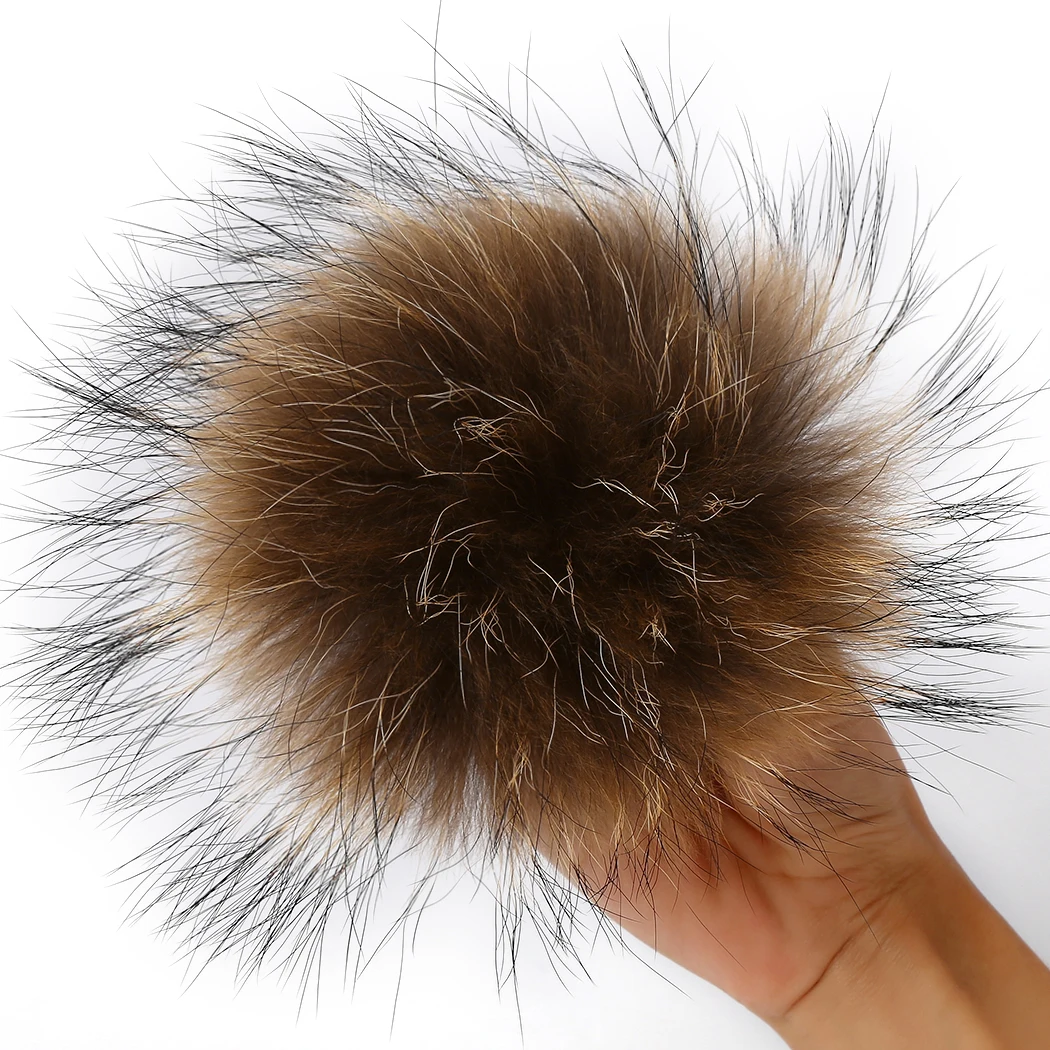 Зимняя шапка с меховыми помпонами из натурального меха енота и пуговицами