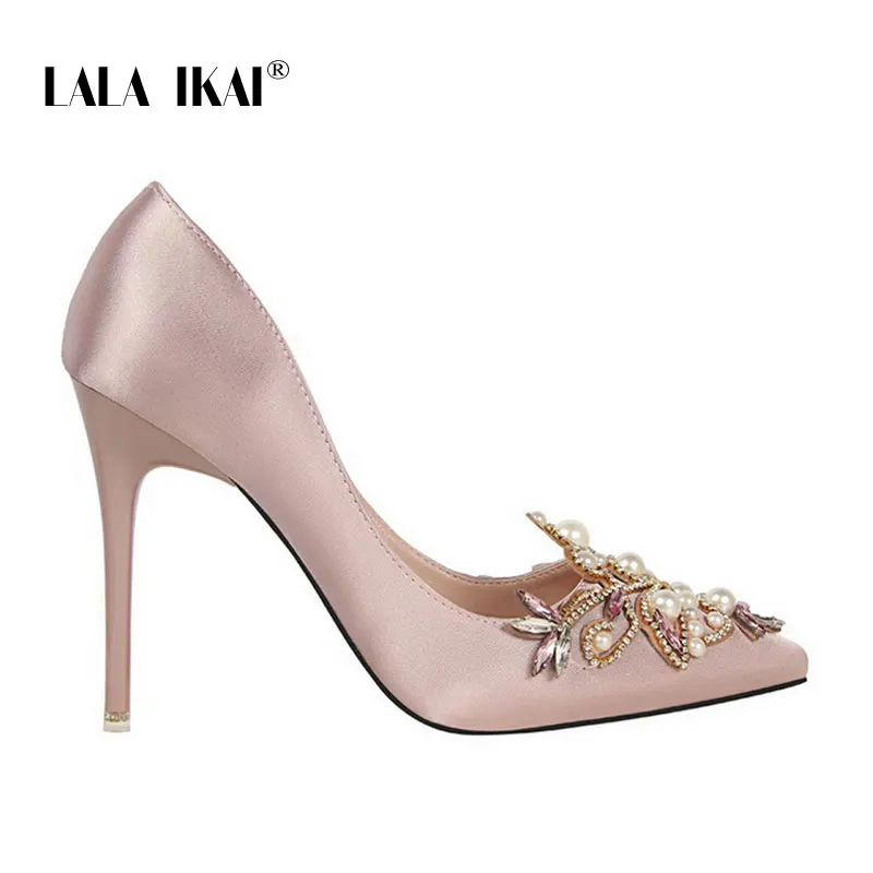 Pink LALA IKAI/атласные туфли на высоком каблуке, украшенные жемчугом; женские туфли-лодочки с острым носком; свадебные туфли из флока; красные вечерние туфли-лодочки с цветочным узором; 014C0669-4 - Цвет: Pink
